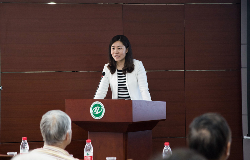 共忆往昔事,聚首情意浓